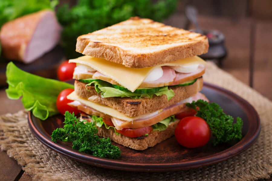 Cách làm bánh mì sandwich kẹp xúc xích